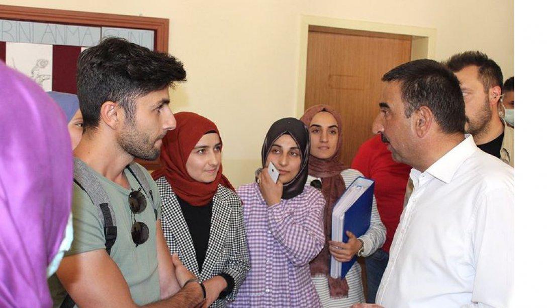 İlçemiz Doğan bölgesindeki aday öğretmenlere yönelik gerçekleştirilen bilgilendirme toplantısına Vali Osman HACIBEKTAŞOĞLU ziyarette bulundu.